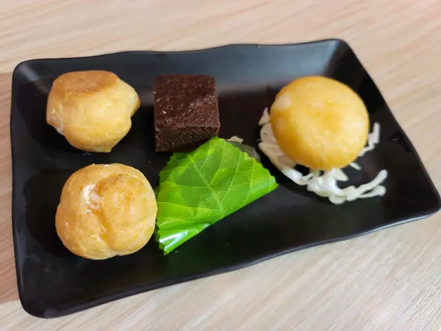 雲呢拿泡芙、 紅豆和果子、 朱古力布朗尼