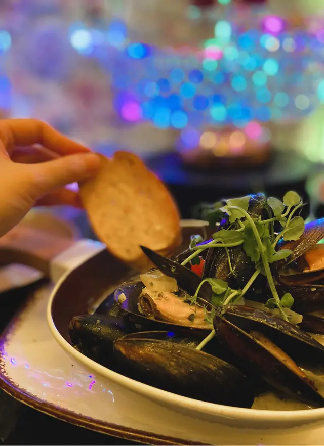 忌廉白酒煮青口配蒜蓉多士