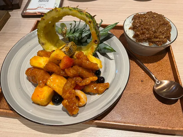 鳳梨鮮果甜酸肉轉肉燥飯