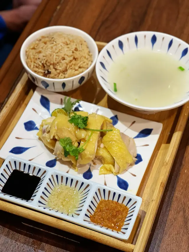 招牌海南雞飯配雞雜冬瓜湯