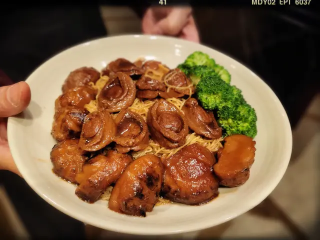 鮑魚北菇撈麵（$295）