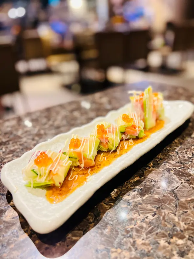 三文魚牛油果米紙卷