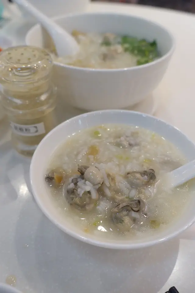 蠔有輕微蠔味,粥有輕微鹹味,卻是兩者不能共融