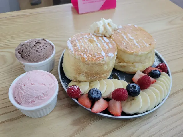 Pancake 2大件, 水果如圖份量好多, 做到空氣感既質素