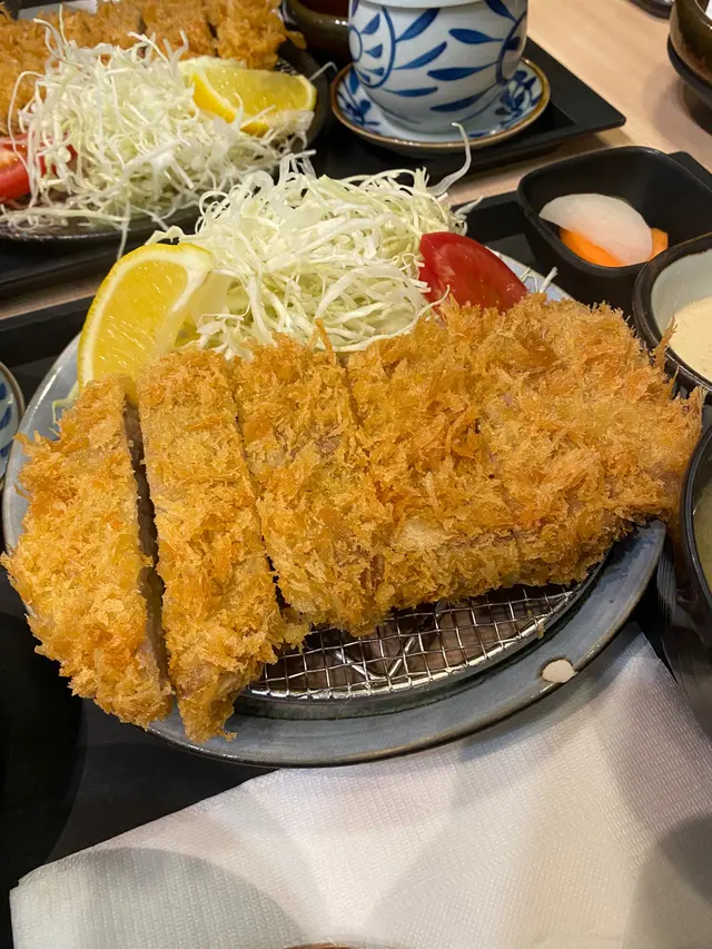 豬扒外皮非常鬆脆,肉質鮮嫩多汁美味.也能保持舊店的水準,非常之好.