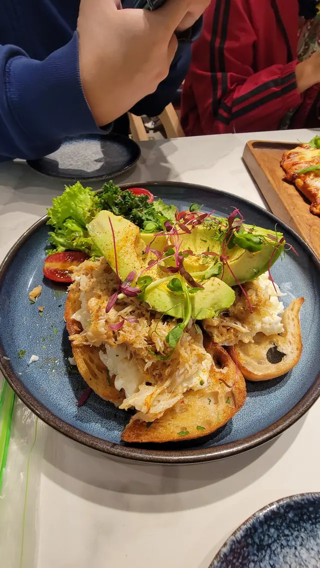 牛油果蟹肉炒蛋白酸種麵包