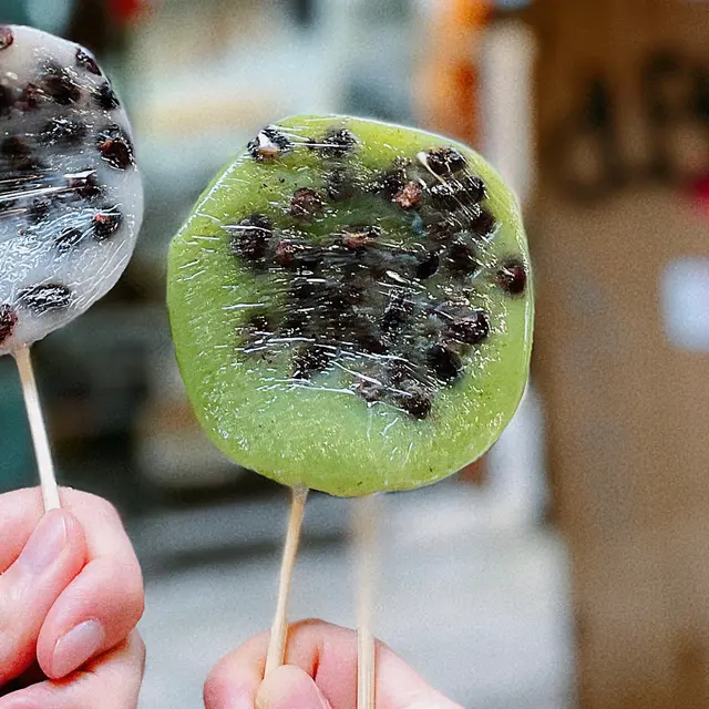 我知斑蘭係咩味 但依個真係食唔岀斑蘭味🍃口感都係普通砵仔糕彈性又帶點軟糯，紅豆數量唔多🫘