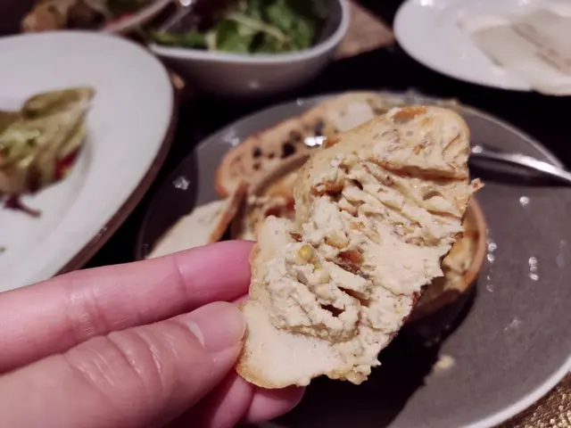 法式鵝肝焦糖燉蛋配田園沙律