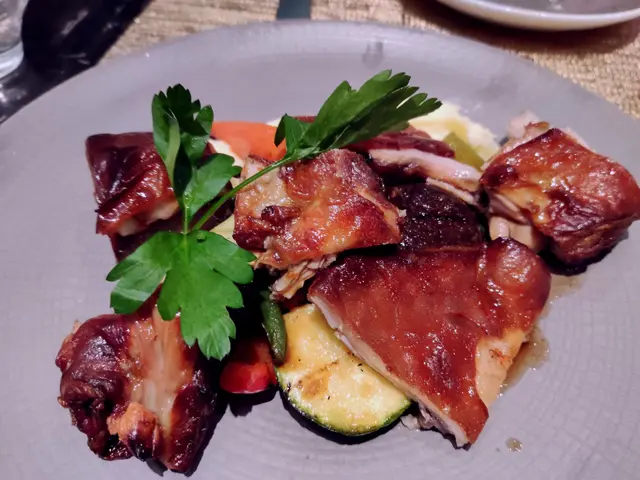 香烤乳豬配薯蓉及蔬菜