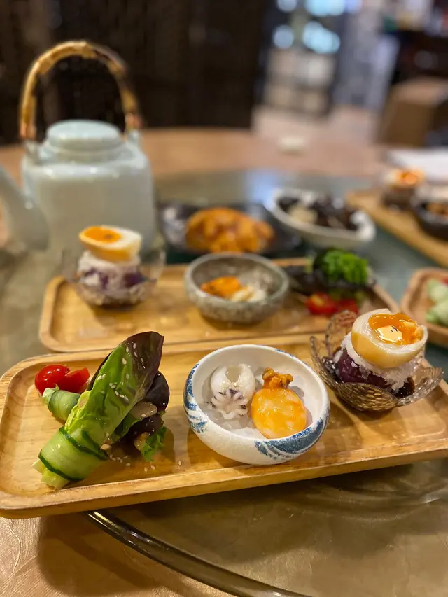 茶薰流心蛋伴黑魚子醬配厚切茄子