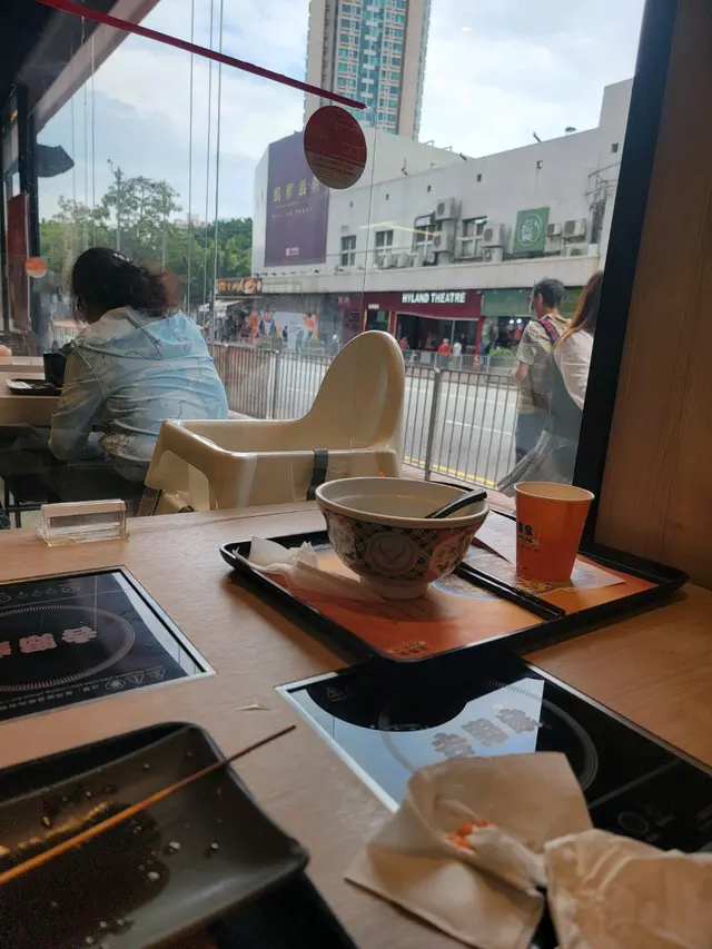 近窗呢張枱,靜靜地時候景觀都算唔錯既~