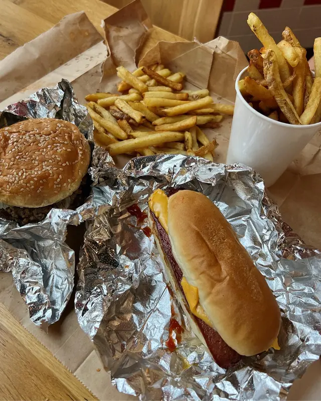 薯條反而有驚喜 新鮮即炸 外脆外軟 而且仲食到有浸好香嘅花生🥜味道 好惹味😋