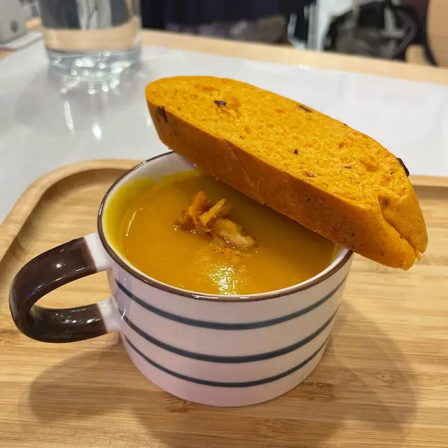 是日餐湯配多士