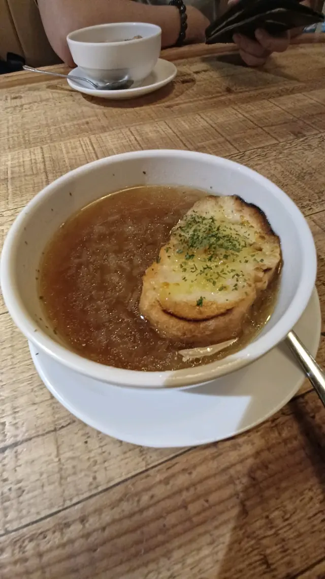 洋蔥湯很甜很多洋蔥粒