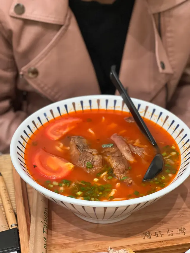 紅燒牛筋腩麵(蕃茄湯)
