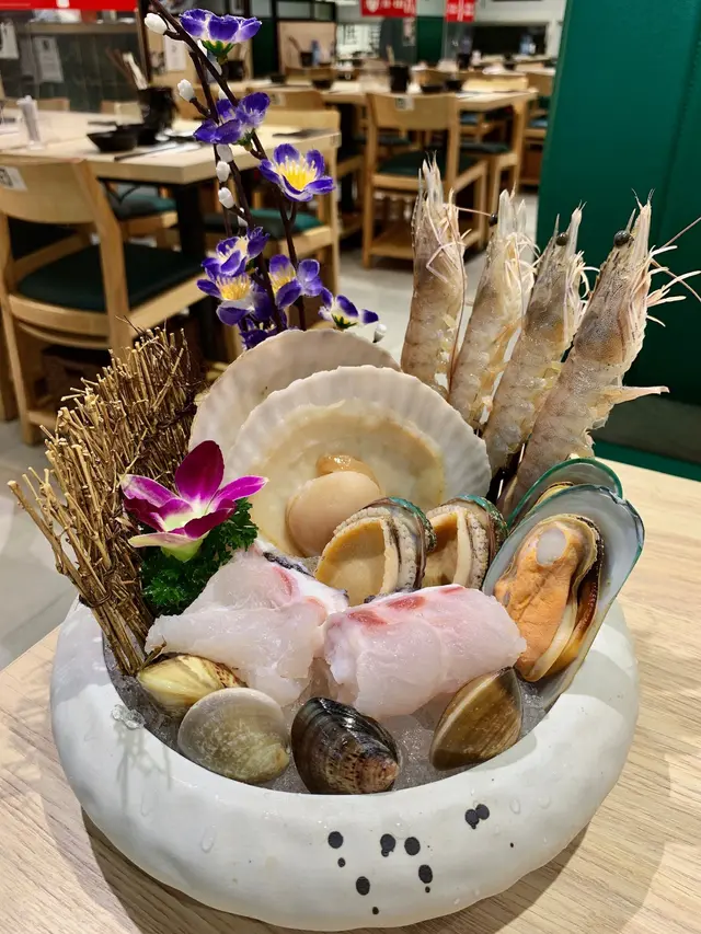 雖然只有一客,不過勝在夠鮮!多樣化!量足!
有鮑魚、青口、日本🇯🇵扇貝、鮮海蝦、大蜆、深海龍躉片,
龍躉片好大塊,肉質爽彈鮮甜,超正!😎
海蝦二人份都有4隻,肉質鮮甜彈牙,讚👍🏻!
大蜆洗得好乾淨,冇沙!
扇貝肉質鮮味有嚼勁,
鮑魚肉質軟腍又不失口感。
如果可以encore就好!😌😂