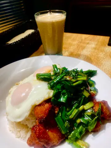 巨人鸡扒 . 劲香葱油饭+流心煎双蛋