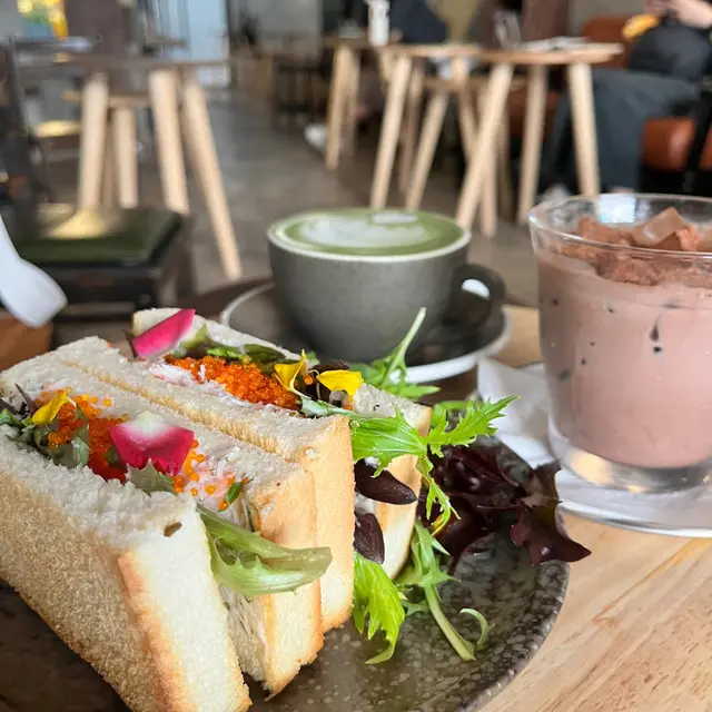 蟹籽蟹肉配檸檬刁草醬三文治