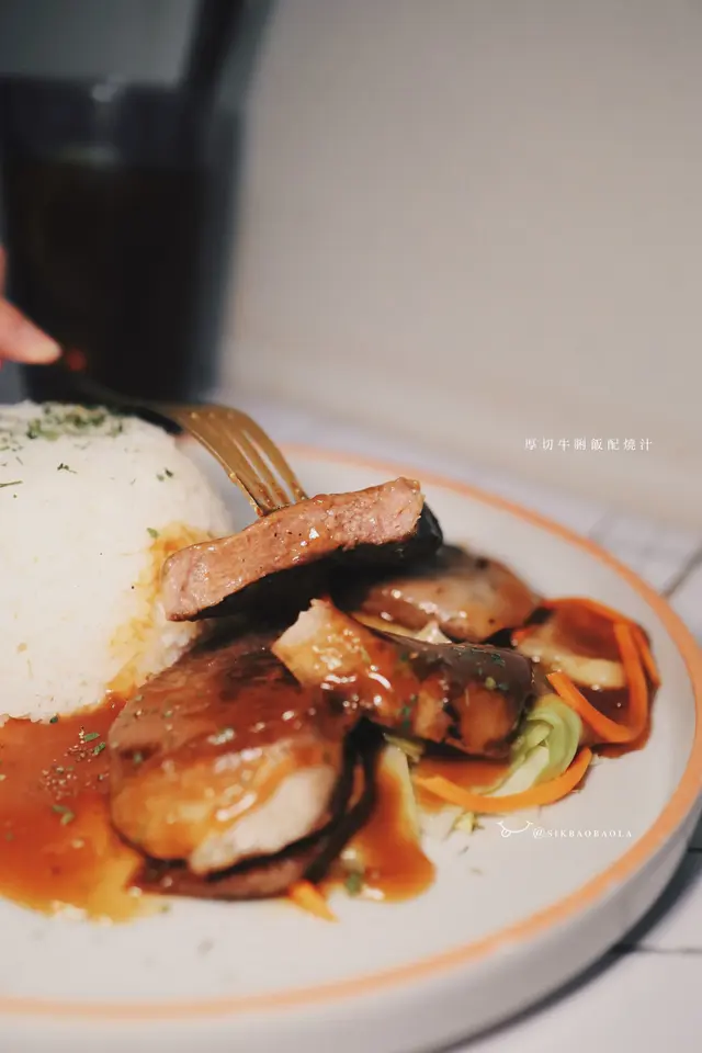 牛脷厚度十足，彷彿在「鋸扒」一樣，性價比極高！