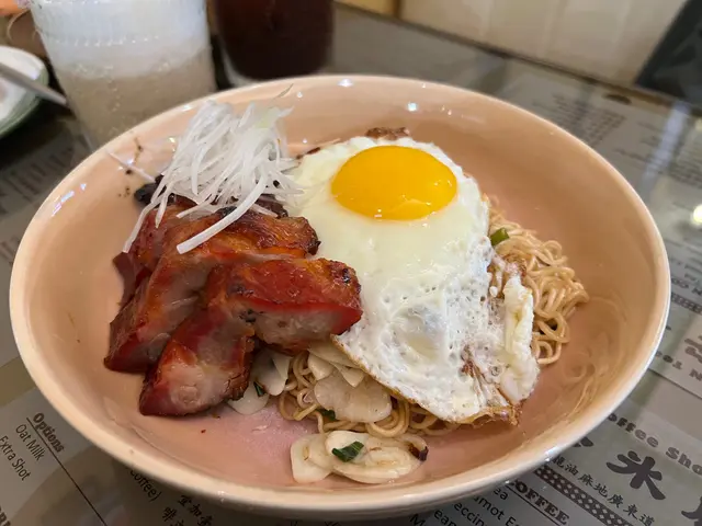蜜糖叉燒太陽蛋蔥油撈麵