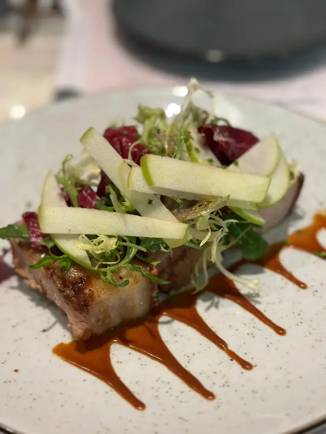 鹽味焦糖汁燒豬腩肉配青蘋果沙律