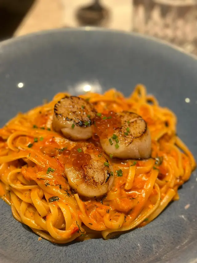 香煎北海道帶子龍蝦汁扁意粉配三文魚籽