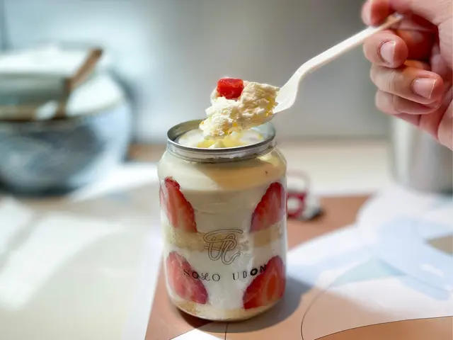 草莓罐裝牛乳蛋糕
