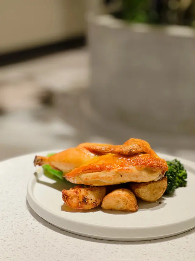 慢火燒保濕三黄半雞伴烤新薯及澳洲西蘭花苗