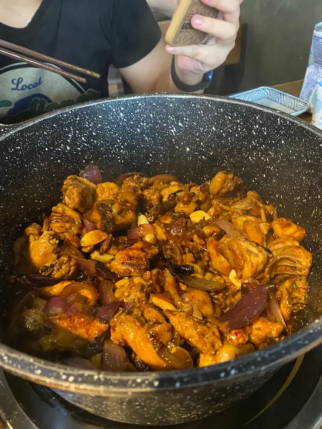 招牌雞煲可以無限加添,第一次吃佐小辣,第二次吃bb辣,兩相比較,小辣味道偏鹹,bb辣就食到洋蔥嘅甜味。一邊食一邊煮,雞皮有d焦,咬落都幾脆。配菜入邊我最鍾意豆卜,只只都好入味,可惜有d細,唔係好夠食。