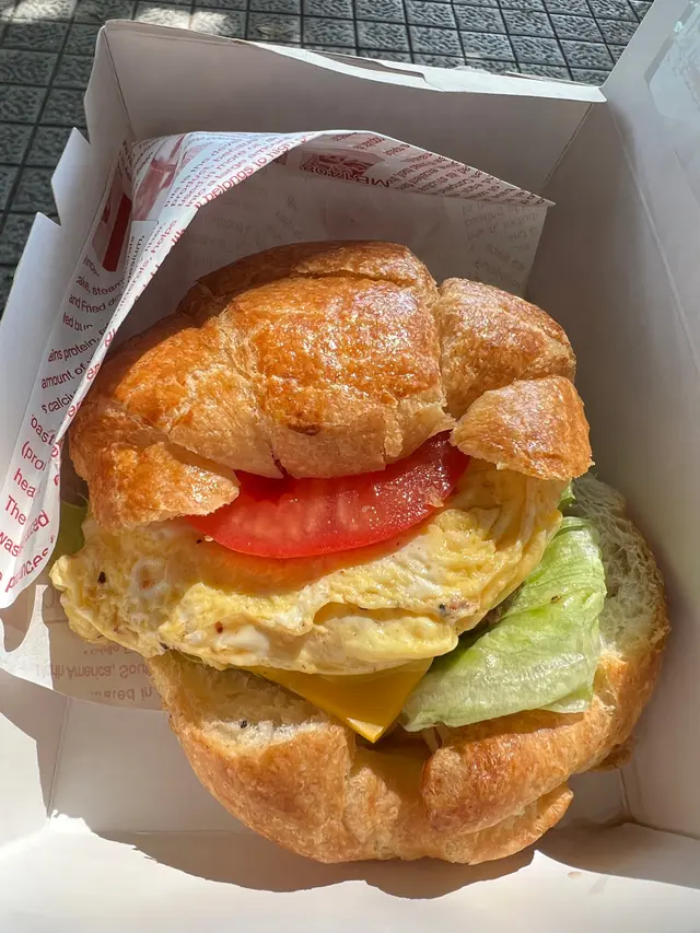 包太淋 唔酥脆,漢堡扒無乜味 而且同牛角包唔甲