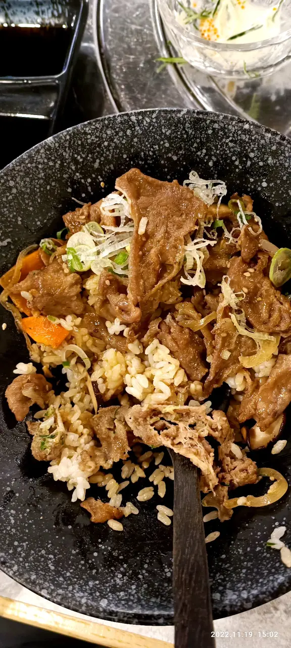 未食過牛舌切碎薄片如橡筋似的咬不断,咁无質素送也不吃