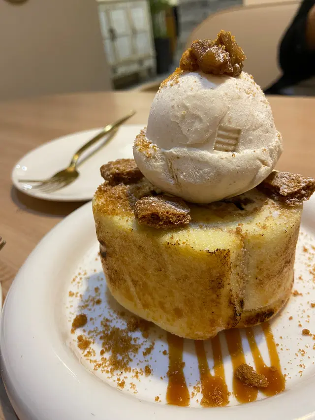 蘋果金寶火灸焦糖蛋卷配雲呢拿雪糕