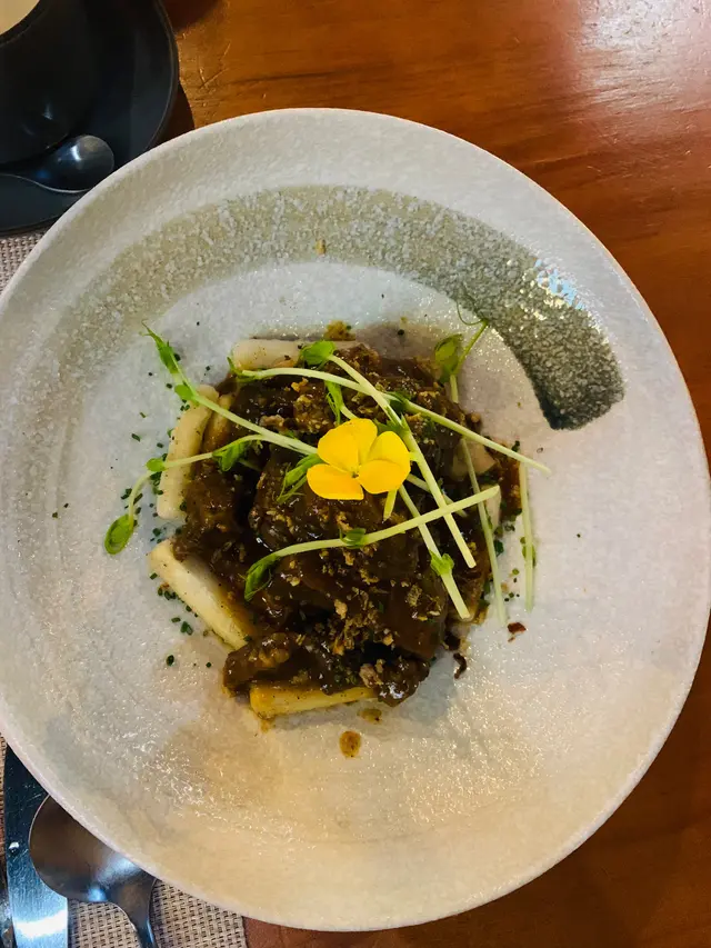 慢煮牛肋條配香煎上海年糕