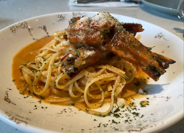 燒大蝦三文魚籽龍蝦汁意粉