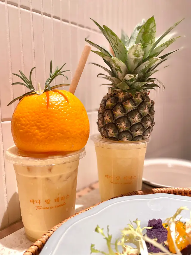 呢款飲品絕對係餐廳嘅招牌作,喺飲品上面插咗一大個原隻柑橘,🍊當然裏面嘅肉就係用嚟做乳酪嘅原材料,至於味道絕對係一流,乳酪嘅酸甜,🍊再加上柑橘嘅清新絕對係好完美嘅配搭,而且少咗乳酪嘅酸味令到絲滑感大大提升