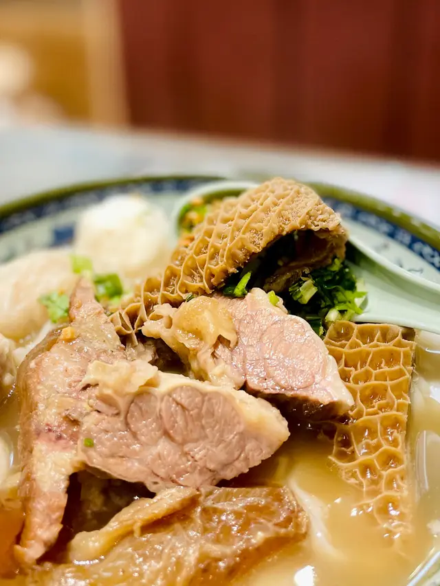 首先當然要講吓呢一度的招牌崩沙腩,🥩除咗同平時牛腩一樣都係啖啖肉之外最重要係呢一個部位相對來講就更加軟唸冇咁難咬