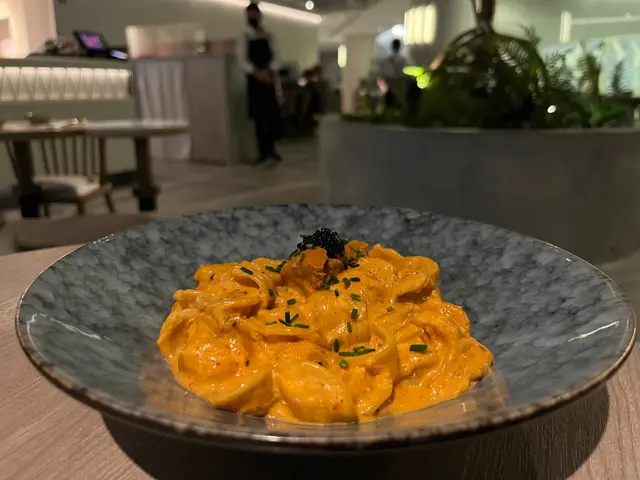海膽黑魚子醬蟹肉貓耳朵粉