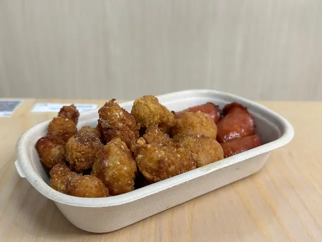 台北夜市小食拼盤（台灣腸、花枝丸、鹽酥雞）