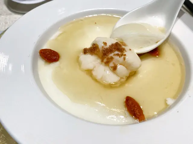 金腿蛋白蒸龍蝦球