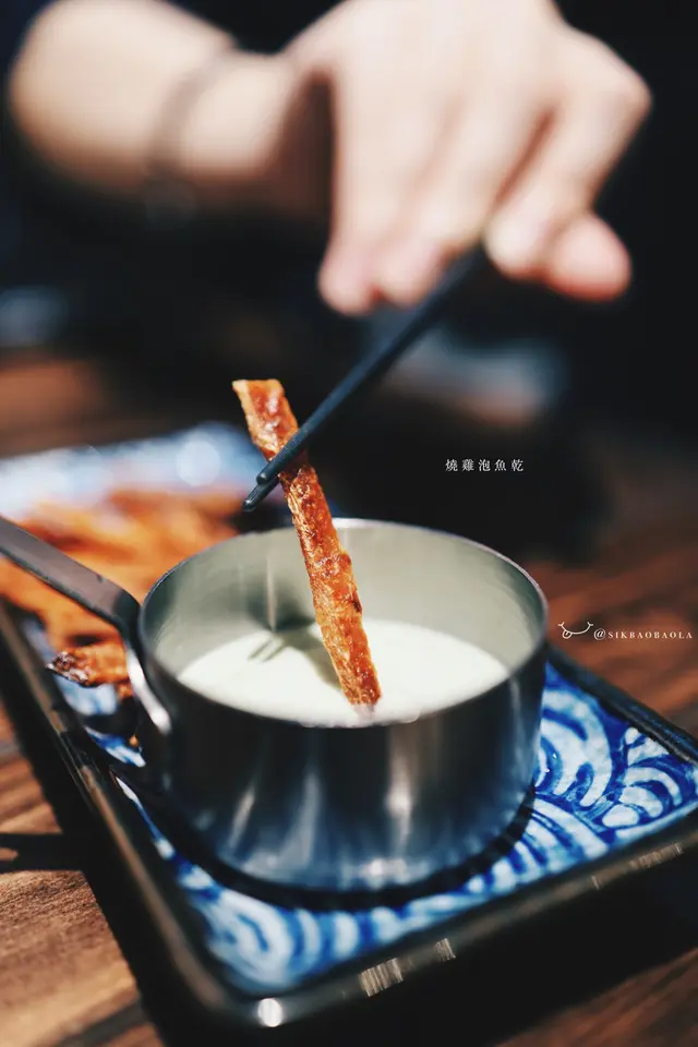 燒雞泡魚乾配上芥末沙拉醬