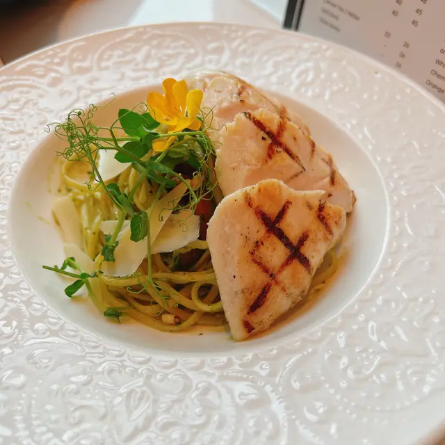 慢煮雞胸羅勒醬扁意粉