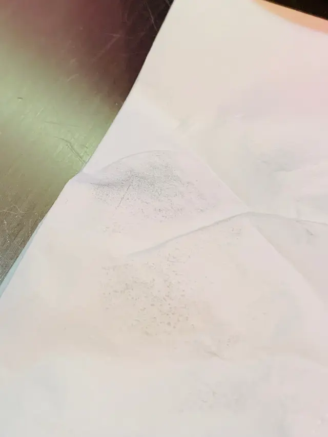 抹完餐具張紙巾有灰色嘢