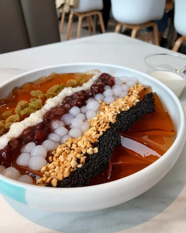 呢個好適合打卡,烏龍茶冰配紅豆、酒釀糯米、黑芝麻、花生、提子乾,配料都算幾豐富,加埋一齊幾好味