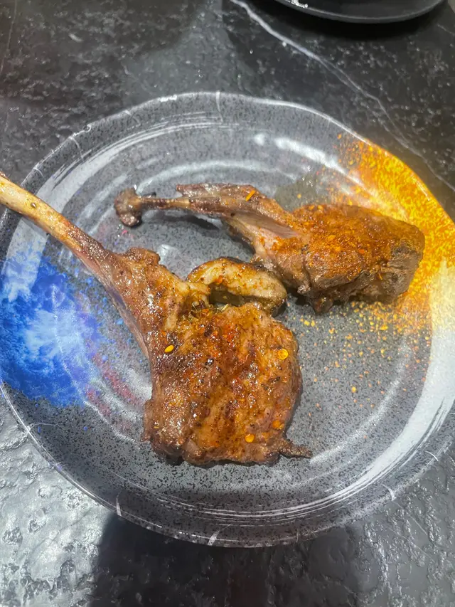 咁細舊咁難食都賣40幾蚊。。。一啖都冇咗，好油，又係冇羊味