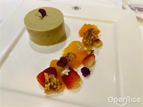 Gluten-free plant-based Genmaicha infused mousse filled with apricot mango coulis and rice milk pudding infused with Genmaicha, served with mango confit, apricot, strawberry and caramelized Genmaicha rice crisps - 九龍塘的Tea WG Salon &amp; Boutique