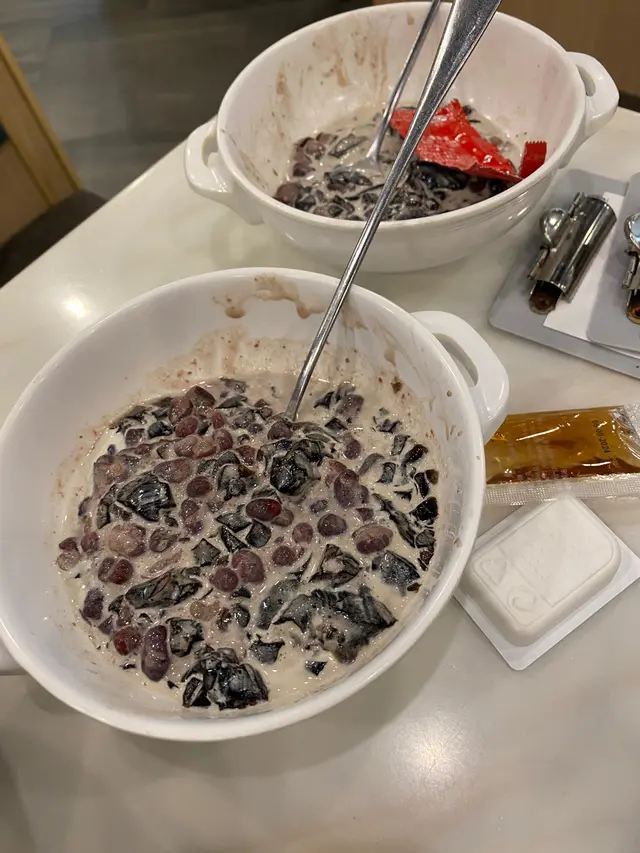 吃完會糖尿病，吃咗一啖已甜到不能吃，同職員反映，職員說平時她要加暖水，真好笑