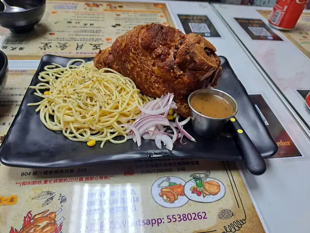 原隻德國脆皮鹹豬手配意粉跟蒜蓉牛油蘑菇汁