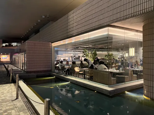 窗外可見餐廳的一角