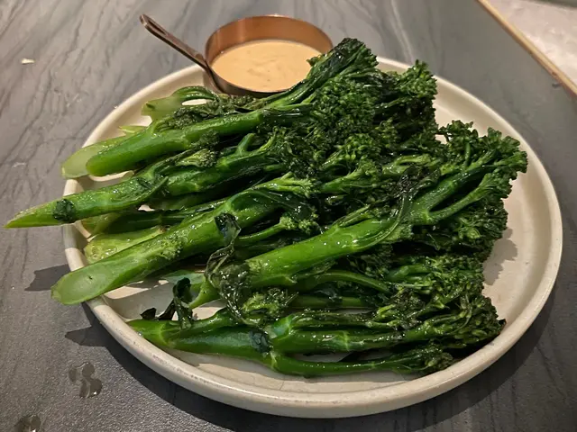 澳洲西蘭花苗 配泰式士拉差蛋黄醬