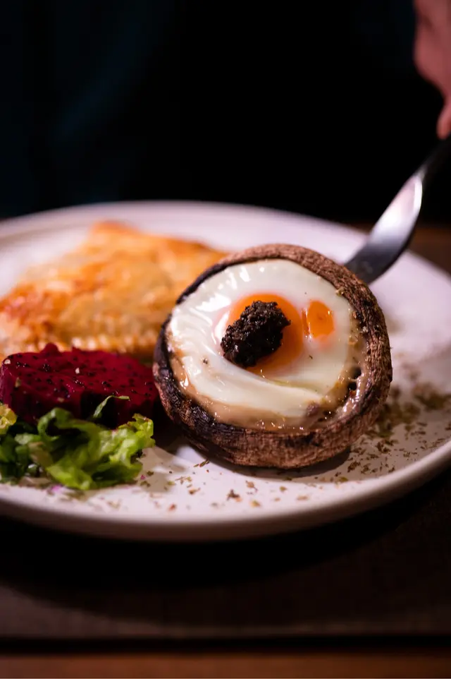 酥皮栗子鵪鶉批配黑松露大啡菇